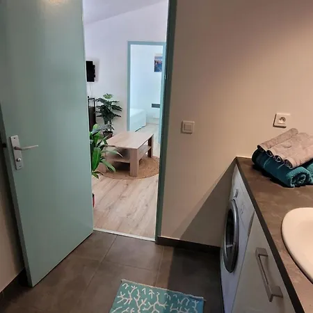 Larimar Etablissement- 200 M De La * Sainte-Maxime